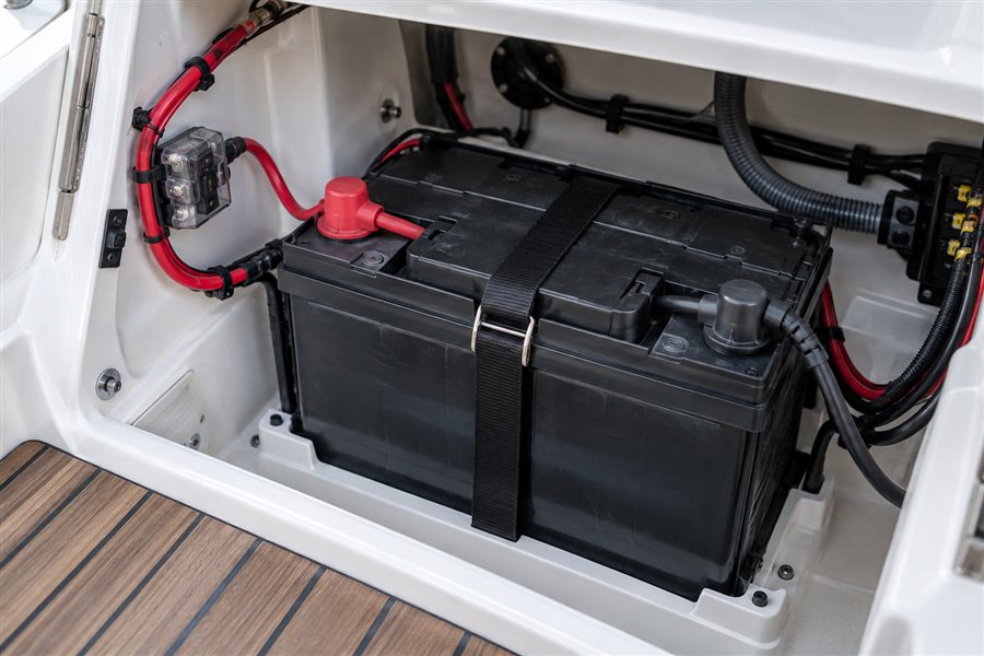 Batteria servizi installata a bordo di una barca